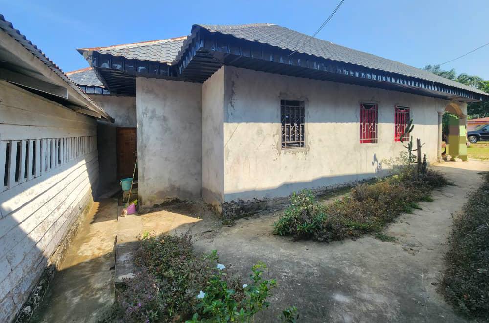 SE VENDE ESTA CASA SEMI ACABADA DE MATERIAL PERMANENTE ,SIN SUFICIENTE TERRENO EXTRA PARA OTRA OBRA LA CASA SE ENCUENTRa EN LA COMUNIDAD DE NKUATOMA JUSTA AL B