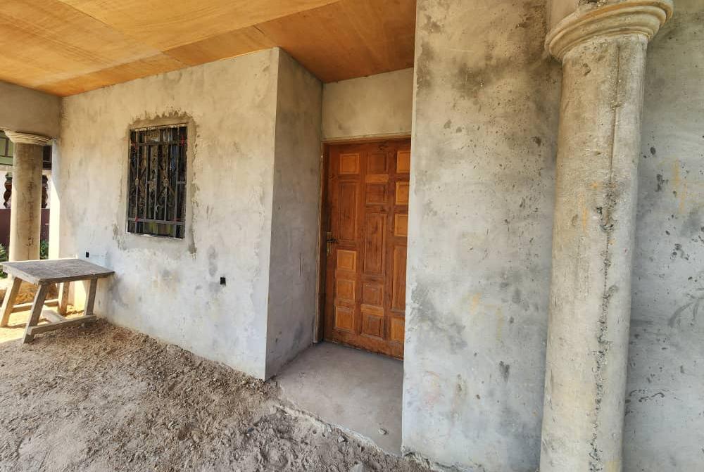 SE VENDE ESTA CASA SEMI ACABADA DE MATERIAL PERMANENTE ,SIN SUFICIENTE TERRENO EXTRA PARA OTRA OBRA LA CASA SE ENCUENTRa EN LA COMUNIDAD DE NKUATOMA JUSTA AL B