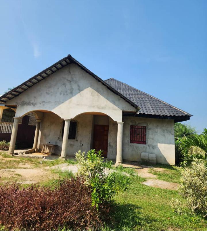 SE VENDE ESTA CASA SEMI ACABADA DE MATERIAL PERMANENTE ,SIN SUFICIENTE TERRENO EXTRA PARA OTRA OBRA LA CASA SE ENCUENTRa EN LA COMUNIDAD DE NKUATOMA JUSTA AL B