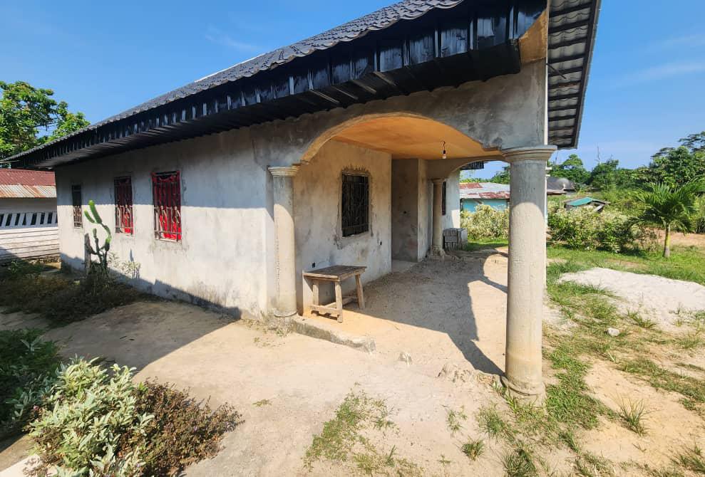 SE VENDE ESTA CASA SEMI ACABADA DE MATERIAL PERMANENTE ,SIN SUFICIENTE TERRENO EXTRA PARA OTRA OBRA LA CASA SE ENCUENTRa EN LA COMUNIDAD DE NKUATOMA JUSTA AL B