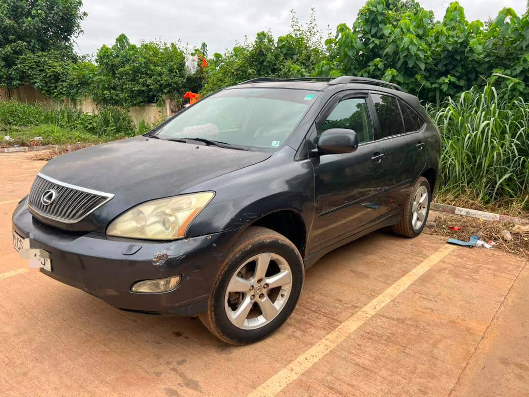 SE VENDE ESTE LEXUS RX 300 EN BUENAS CONDICIONES CON AIRE ACONDICIONADO FUL ,EL MOTOR INTACTO JAMAS ABIERTO. 2.500.000 DISCUTIBLE BATA BATA BATA 555938617