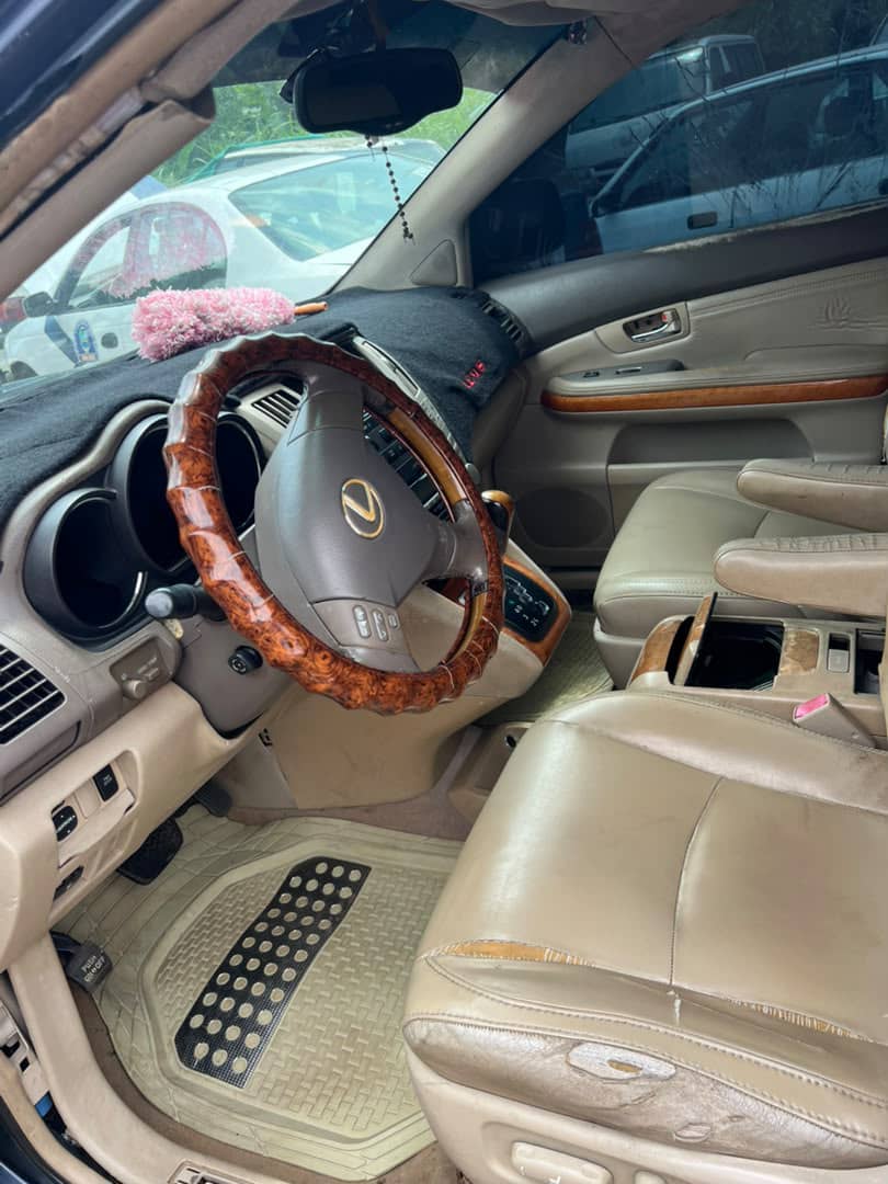 SE VENDE ESTE LEXUS RX 300 EN BUENAS CONDICIONES CON AIRE ACONDICIONADO FUL ,EL MOTOR INTACTO JAMAS ABIERTO. 2.500.000 DISCUTIBLE BATA BATA BATA 555938617