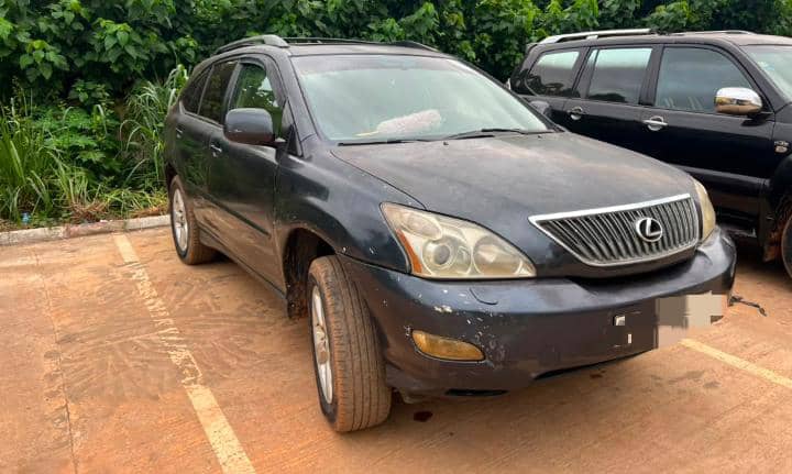 SE VENDE ESTE LEXUS RX 300 EN BUENAS CONDICIONES CON AIRE ACONDICIONADO FUL ,EL MOTOR INTACTO JAMAS ABIERTO. 2.500.000 DISCUTIBLE BATA BATA BATA 555938617