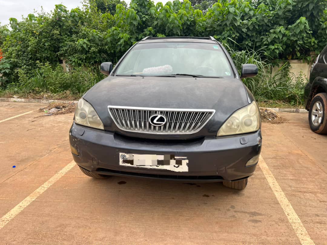 SE VENDE ESTE LEXUS RX 300 EN BUENAS CONDICIONES CON AIRE ACONDICIONADO FUL ,EL MOTOR INTACTO JAMAS ABIERTO. 2.500.000 DISCUTIBLE BATA BATA BATA 555938617