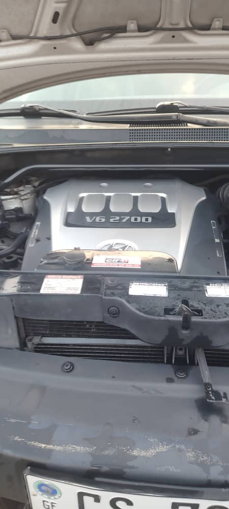 SE VENDE ESTE HYUNDAI TUCSON AUTOMATICO EN MUY EN PERFECTO ESTADO ,CON AIRE ACONDICIONADO FUL UP ,EL MOTOR V6 INTACTO JAMAS ABIERTO. 3.500.000 DISCUTIBLE BATA