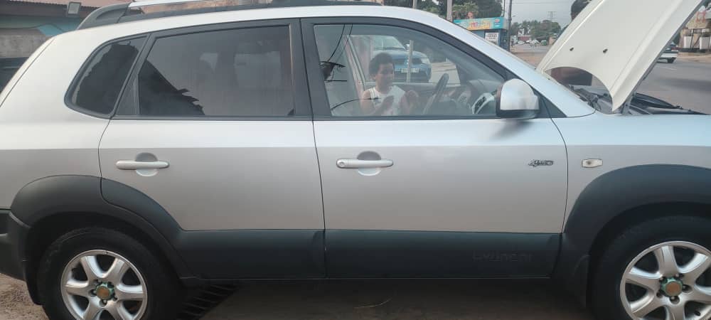 SE VENDE ESTE HYUNDAI TUCSON AUTOMATICO EN MUY EN PERFECTO ESTADO ,CON AIRE ACONDICIONADO FUL UP ,EL MOTOR V6 INTACTO JAMAS ABIERTO. 3.500.000 DISCUTIBLE BATA