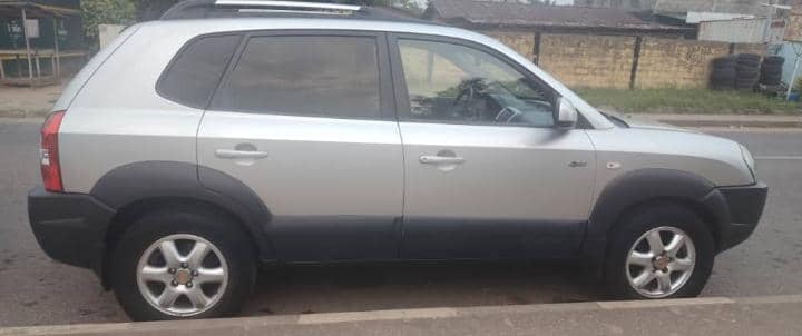 SE VENDE ESTE HYUNDAI TUCSON AUTOMATICO EN MUY EN PERFECTO ESTADO ,CON AIRE ACONDICIONADO FUL UP ,EL MOTOR V6 INTACTO JAMAS ABIERTO. 3.500.000 DISCUTIBLE BATA