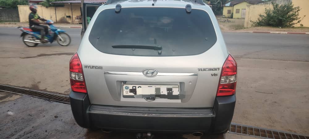 SE VENDE ESTE HYUNDAI TUCSON AUTOMATICO EN MUY EN PERFECTO ESTADO ,CON AIRE ACONDICIONADO FUL UP ,EL MOTOR V6 INTACTO JAMAS ABIERTO. 3.500.000 DISCUTIBLE BATA
